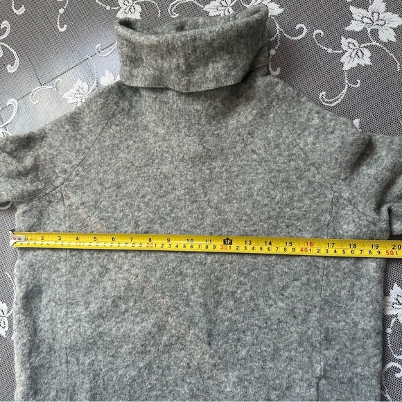 Aritzia The Group Babaton Wool Yak Blend Grey Turtleneck Sweater Sz Small - Picture 5 of 10